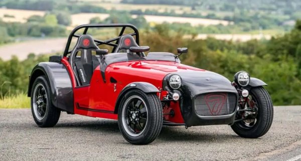 Кралят на лимитираните леки автомобили е Caterham Seven, който при базовата версия тежи само 440 кг. Тук обаче не е ясно дали посоченото собствено тегло е с водач или без.

С това ниско тегло и 660-кубиковия турбо двигател Suzuki с 84 к.с., Caterham Seven 170 постига максимална скорост от 170 км/ч, при ускорение от 0-100 км/ч за 6,9 секунди. Колата предлага комбиниран разход на гориво от 4,8 л/100 км.
